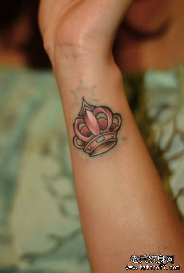 武汉最好的刺青店推荐一款女性手臂皇冠纹身图案