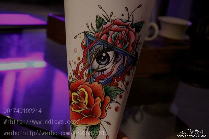 一款欧美玫瑰花上帝之眼文身图案由武汉纹身网推荐