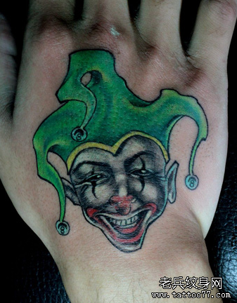 一款手背彩色小丑纹身图案由武汉纹身店推荐