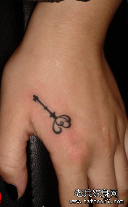 一款手指钥匙纹身图案由武汉纹身店推荐