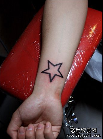 武汉最好的刺青店推荐一款手腕五角星纹身图案