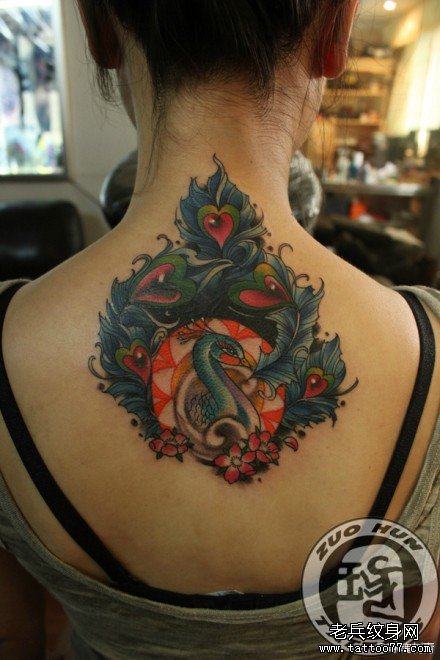 一款颈部凤凰纹身图案由武汉最好的纹身店推荐