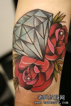 一款钻石玫瑰纹身图案由武汉纹身店推荐