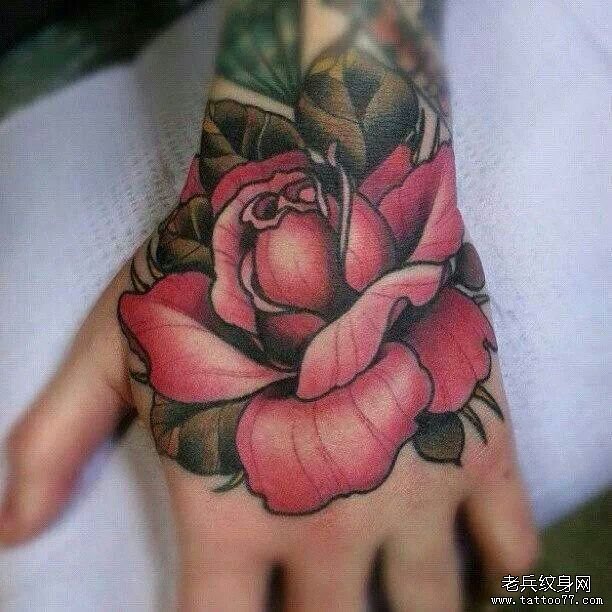 武汉最好的刺青店推荐一款手部彩色玫瑰花纹身图案