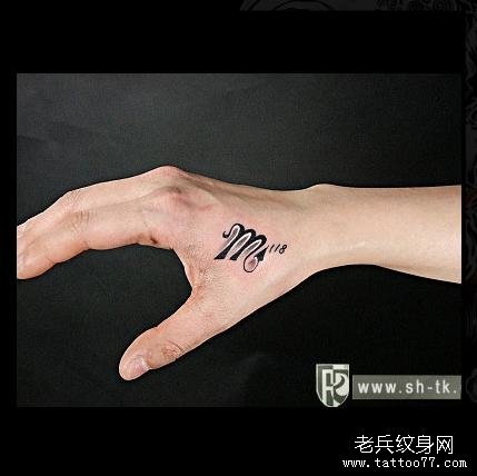 手部张扬的英文字M纹身图案
