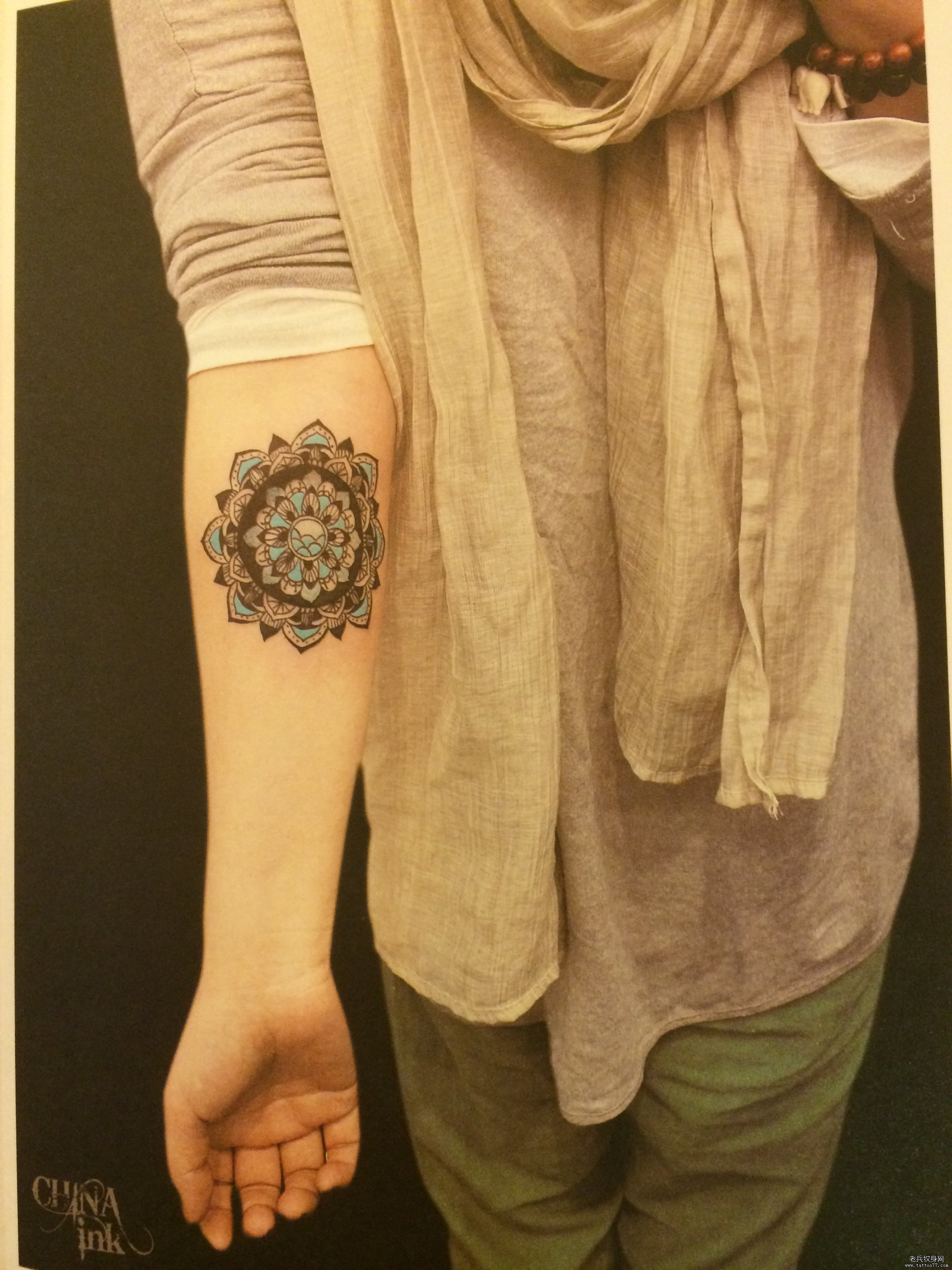 一款女性手臂彩色花纹身图案由武汉刺青店推荐