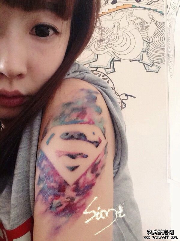 武汉文身店推荐 一款手臂超人标志纹身图案_武