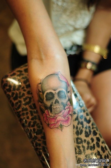 一款手臂骷髅头玫瑰花纹身图案由武汉纹身店推荐