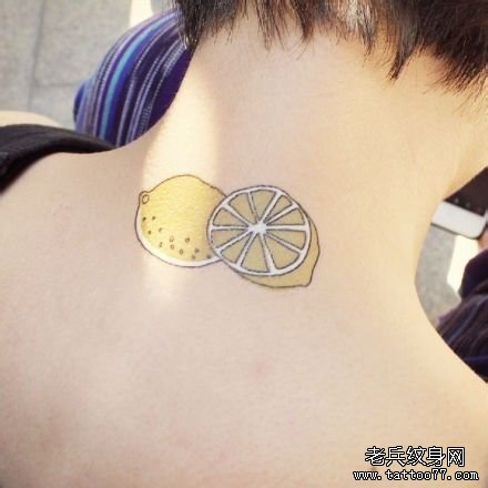 一款女性脖子柠檬纹身图案由武汉纹身店推荐