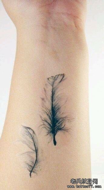 一款女性手腕羽毛纹身图案由武汉纹身店推荐