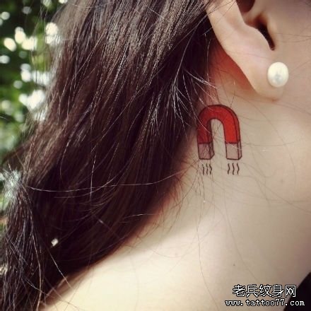 一款女性脖子个性纹身图案由武汉最好的刺青店推荐