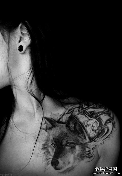 一款美女锁骨狼头纹身图案由武汉纹身店推荐