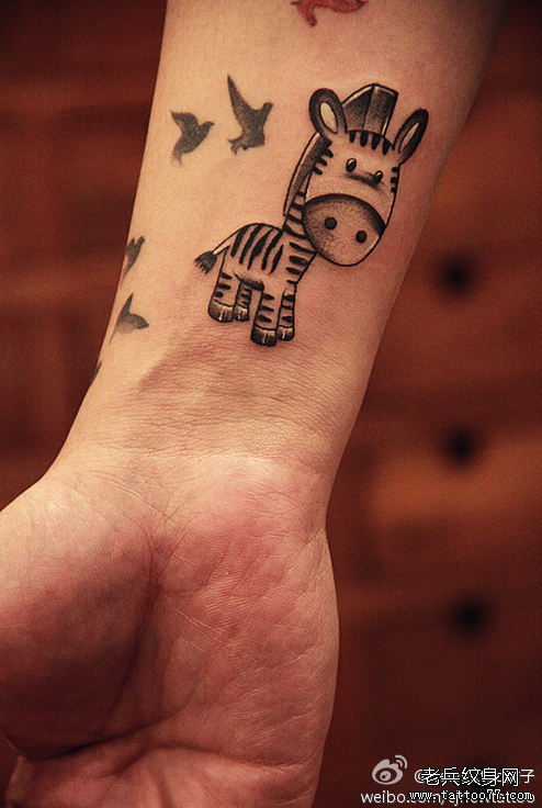 一款女性手腕小马马纹身图案由武汉最好的纹身店推荐