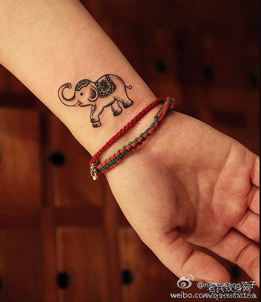 一款女性手腕小象纹身图案由武汉纹身店推荐