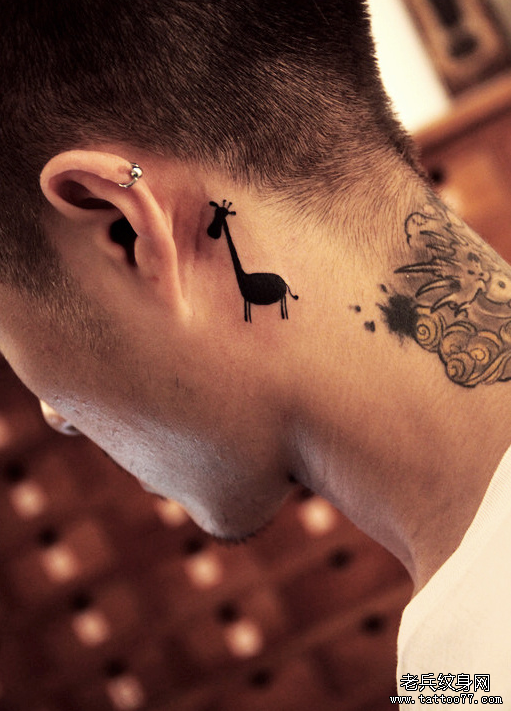 一款耳后小清新纹身图案由武汉纹身店推荐