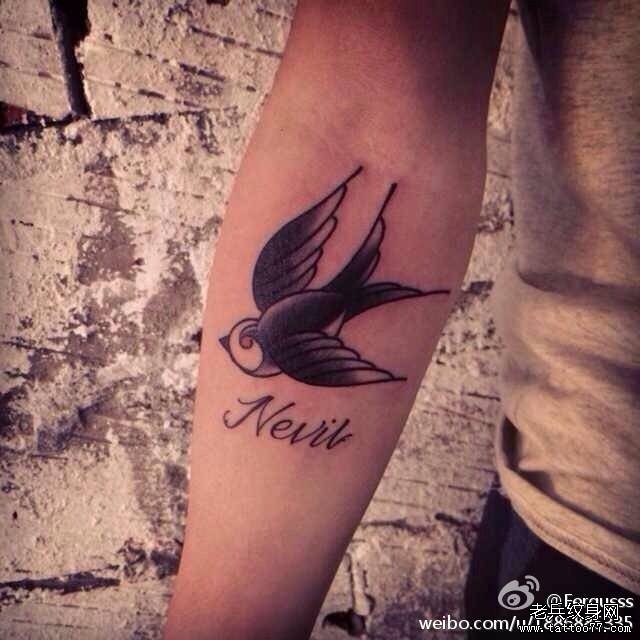 武汉最好的纹身网推荐一款手臂燕子纹身图案