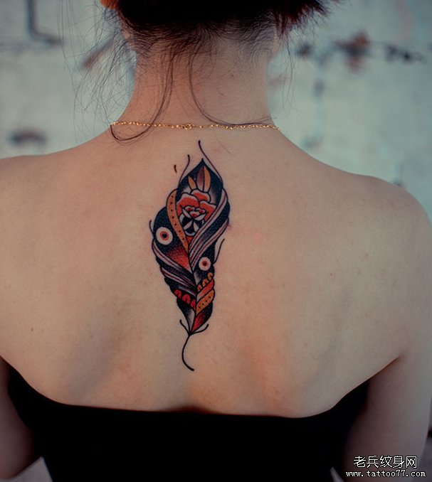 武汉最好的纹身店推荐一款女性肩部羽毛纹身图案