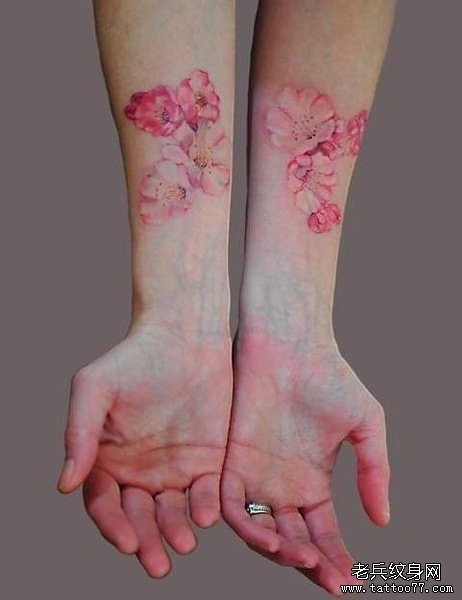 武汉最后的纹身店推荐一款手臂彩色花纹身图案