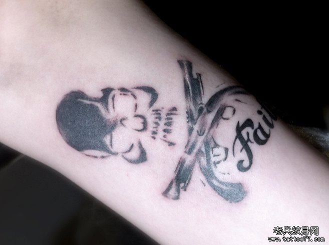 一款个性时尚的手臂骷髅纹身图案由武汉纹身店推荐