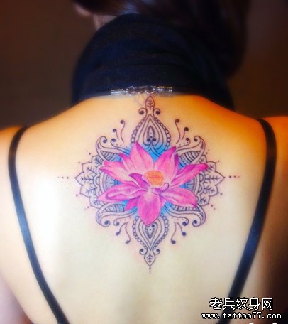 武汉纹身店推荐一款女性颈部彩色莲花纹身图案