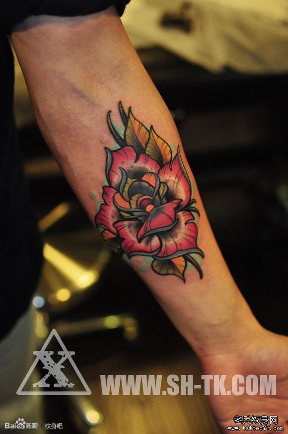 手部彩色玫瑰花纹身图案