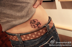 2014-04-14 11:10:00 一款女性腰部小熊喵纹身图案由武汉纹身馆推荐