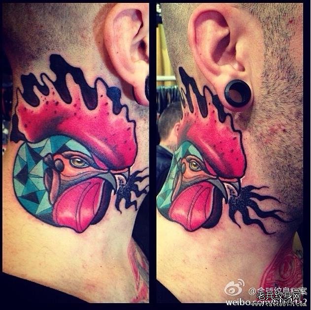 一款脖子彩色公鸡纹身图案由武汉纹身店推荐
