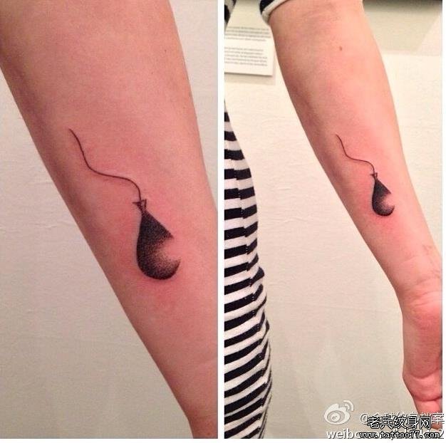 一款手臂小清新气球纹身图案由武汉纹身店推荐