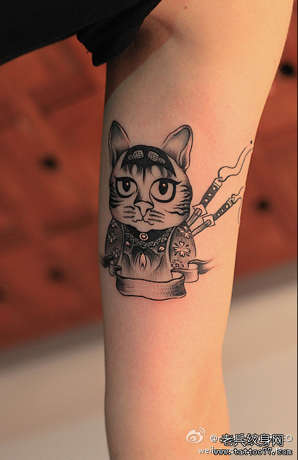 手臂武士猫咪纹身图案由武汉最好的纹身网推荐