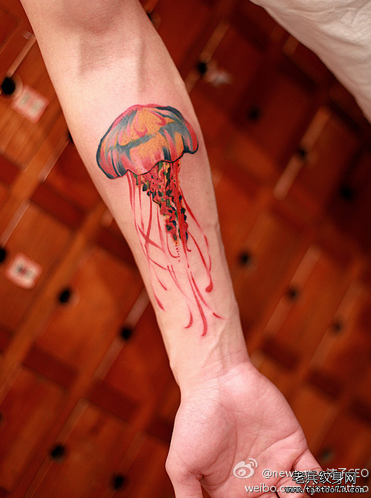 一款女性手臂彩色水母纹身图案由武汉刺青店推荐