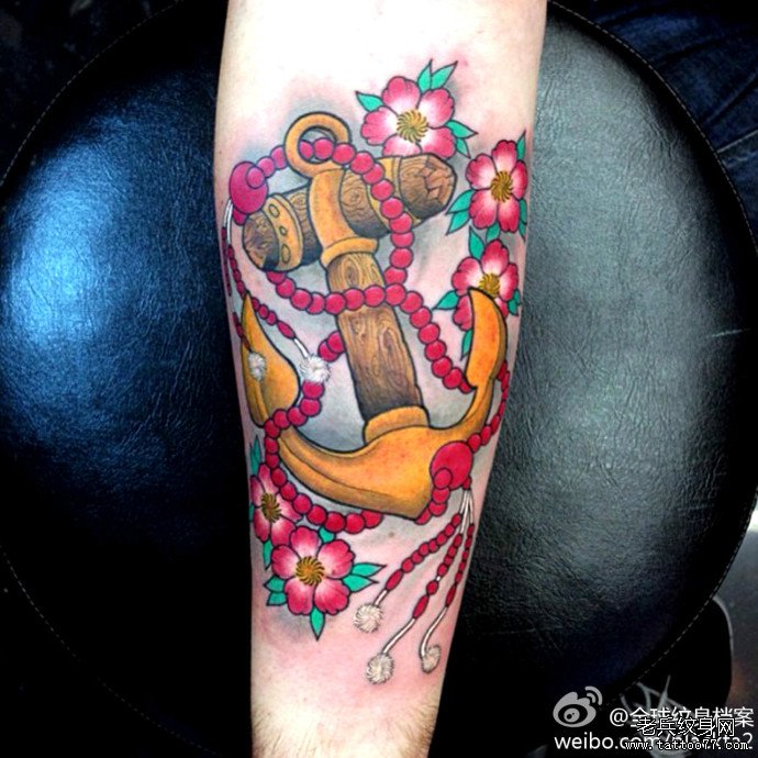 手臂彩色船锚纹身图案由武汉纹身馆推荐