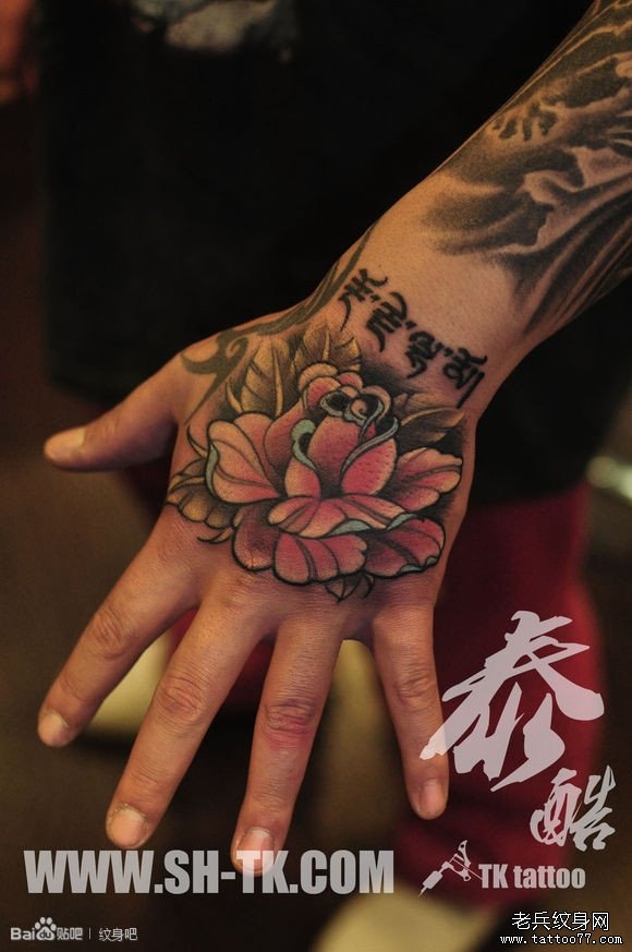 手部梵文玫瑰花纹身图案