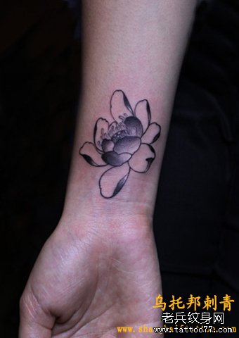 手部个性盛开莲花纹身图案