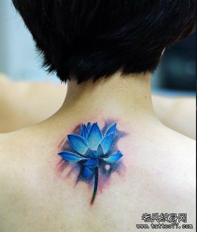 一款颈部彩色莲花纹身图案由武汉纹身店推荐