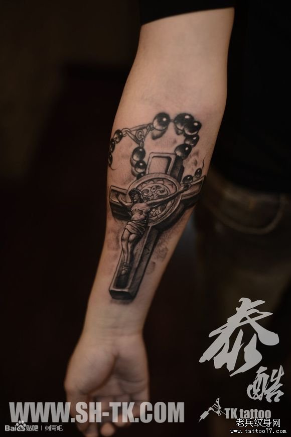手部十字架耶稣纹身图案