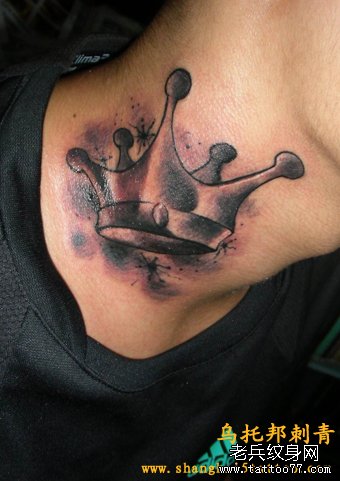 男人脖子很个性的皇冠纹身图案