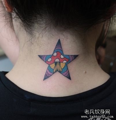 一款女性颈部彩色五角星纹身图案由武汉纹身店推荐