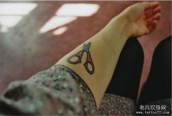 手臂剪刀纹身图案由武汉最好的纹身店推荐