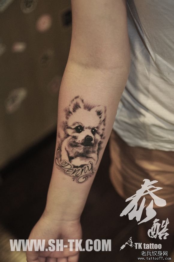 手部可爱宠物狗英文字母纹身图案