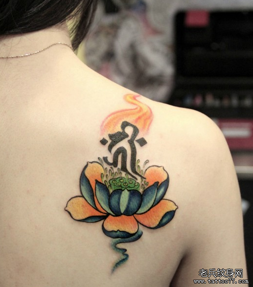 女人肩背梵文莲花纹身图案