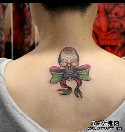 武汉最好的纹身店推荐一款颈部蝴蝶结纹身图案