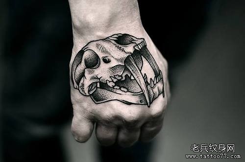 手部个性黑白纹身图案由武汉纹身店推荐