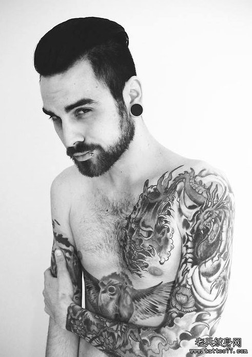 武汉最好的纹身店推荐一款个性男人花臂纹身图案