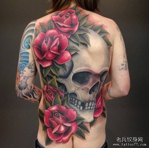 满背彩色骷髅头玫瑰花纹身图案由武汉纹身店推荐