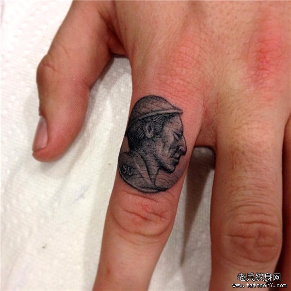 手指个性纹身图案由武汉纹身店推荐