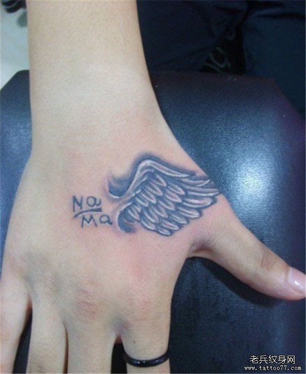 女生手背半边翅膀纹身纹身图案由武汉刺青店推荐
