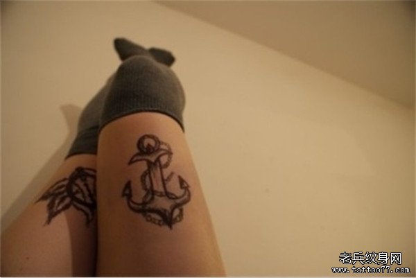 女生腿部个性锚黑白欧美纹身图案由武汉纹身店推荐