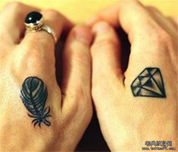 手背上的钻石和笔纹身图案由武汉纹身店推荐