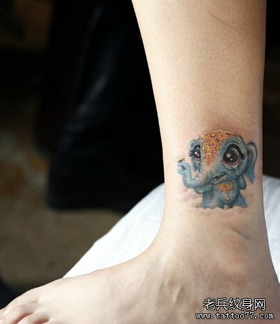 女性腿部彩色小象纹身图案由武汉纹身店推荐_