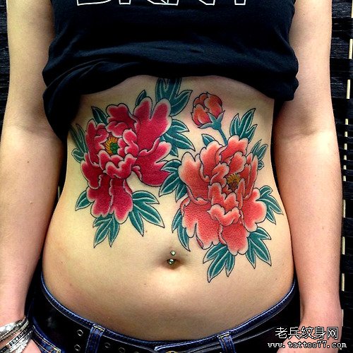 女性腹部牡丹花纹身图案由武汉纹身店推荐图片